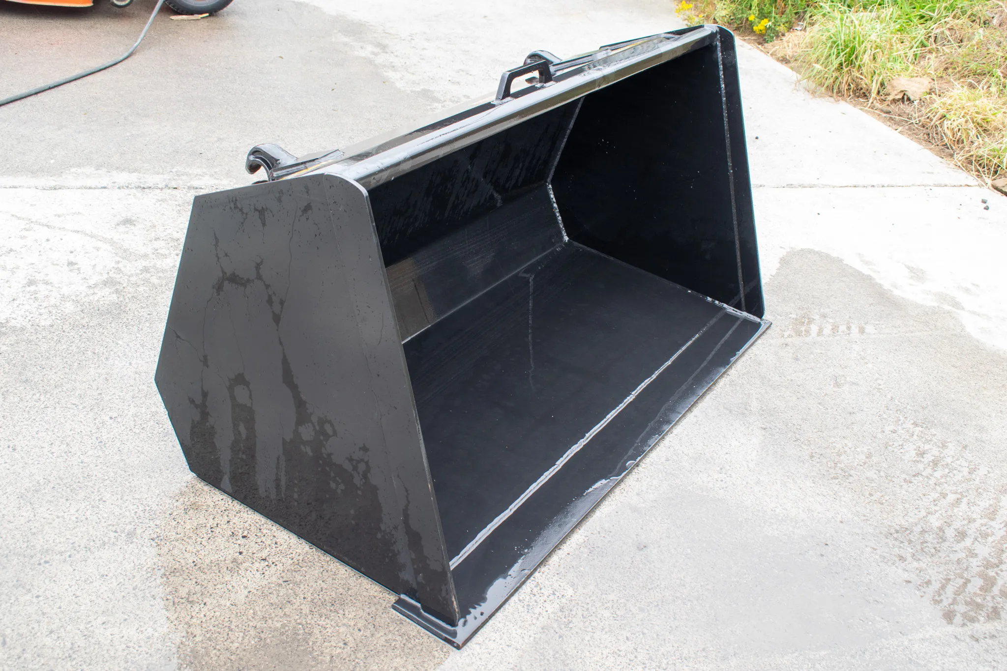 NEW 54inch / 4’6 loader bucket with skid steer brackets