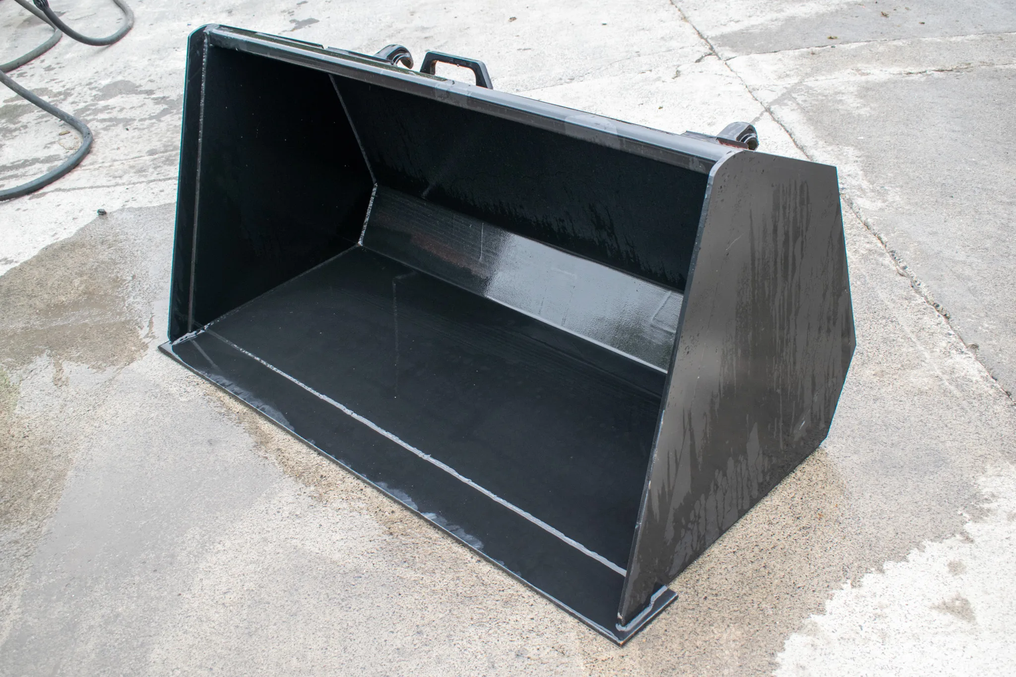 NEW 54inch / 4’6 loader bucket with skid steer brackets