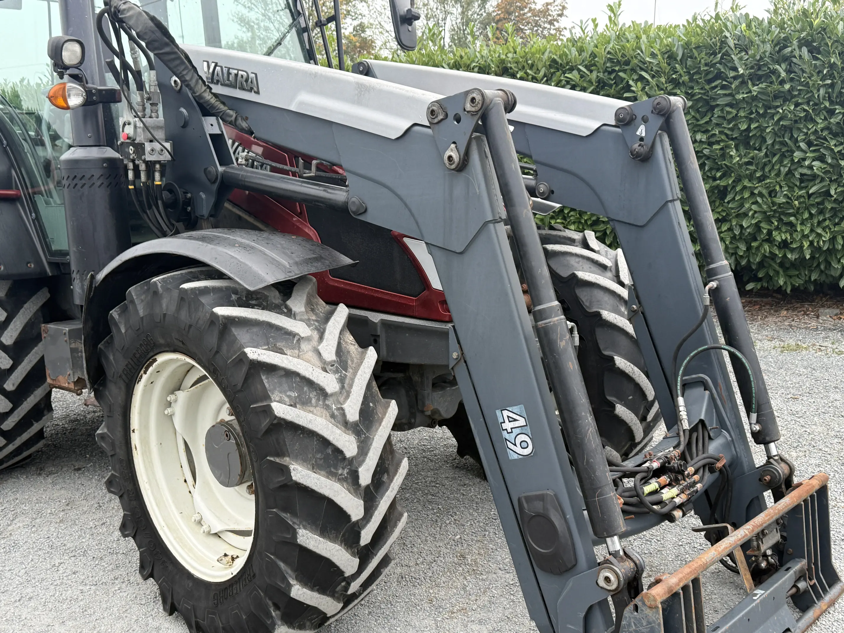 Valtra N103 HiTech 5 with Loader