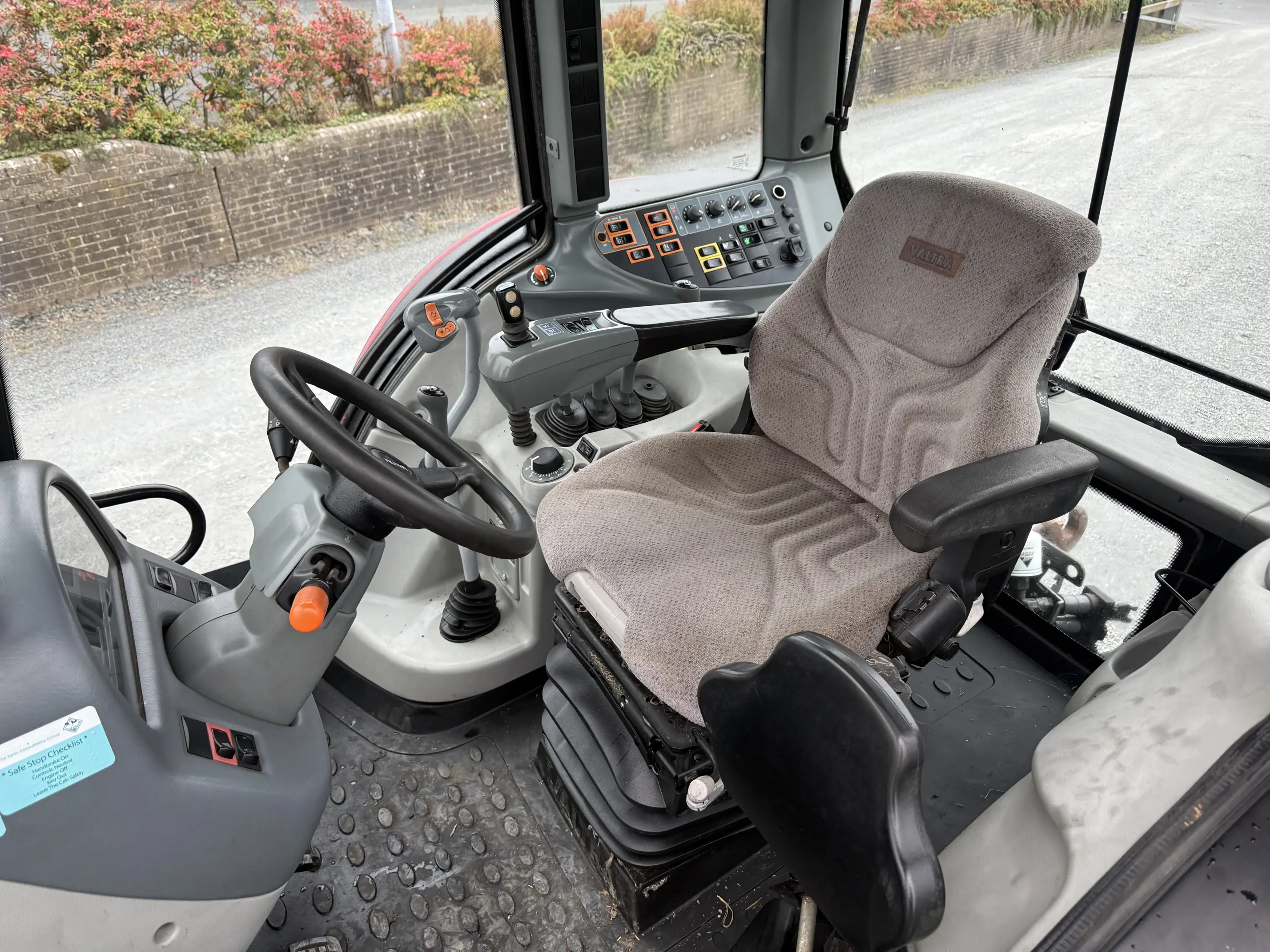 Valtra N103 HiTech 5 with Loader