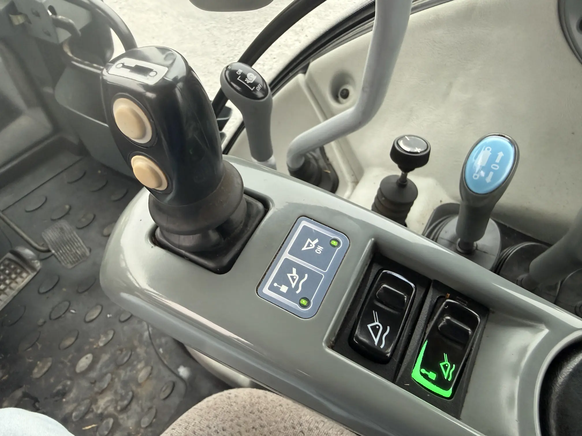 Valtra N103 HiTech 5 with Loader