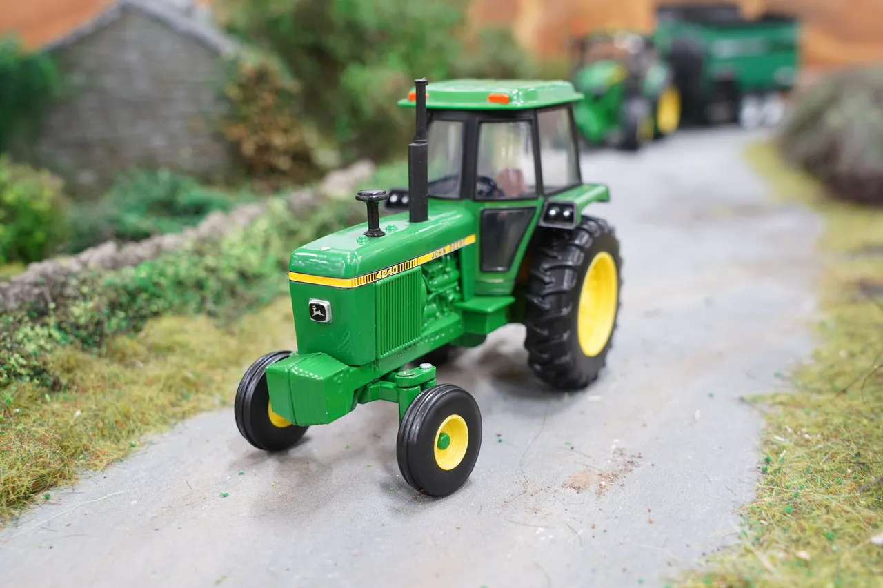 Britains John Deere 4240 - 1:32 Scale
