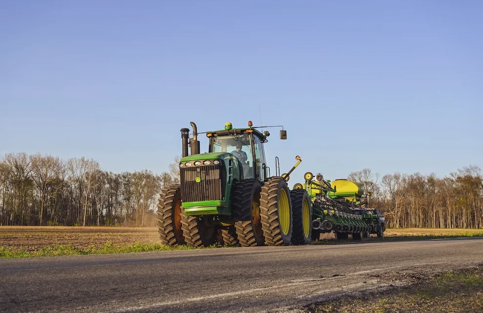 Pressure washer for cleaning farming machinery